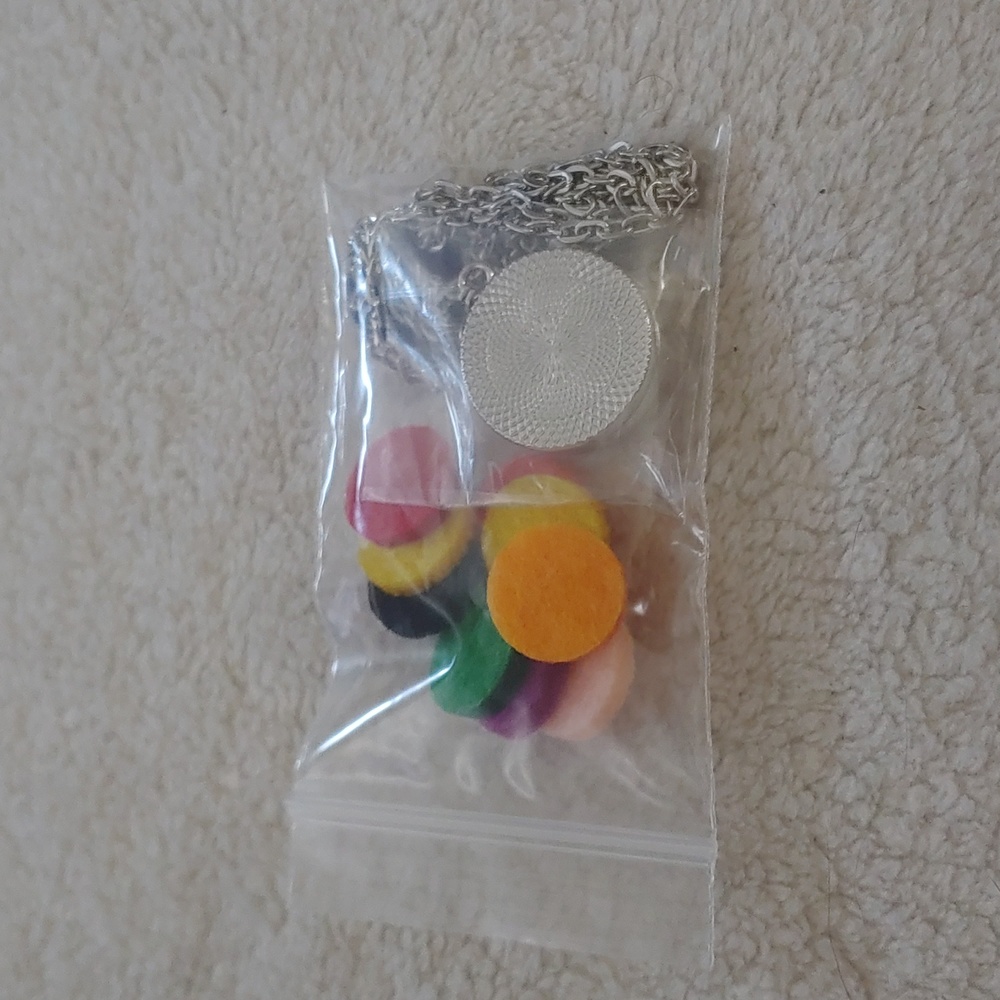 Aromatherapy Essential Oil Diffuser Locket - Picture 2 of 2